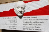 Pisarz Joseph Roth uhonorowany tablicą na elewacji hotelu Savoy w Łodzi [ZDJĘCIA]