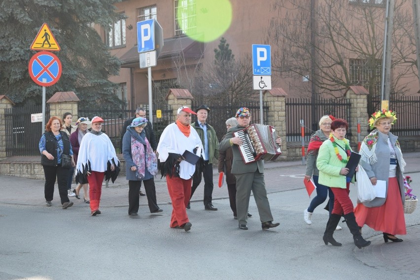 Wiosna w Zabierzowie. Seniorzy z dziećmi witali ją i topili Marzannę w wiadrze z wodą [ZDJĘCIA]