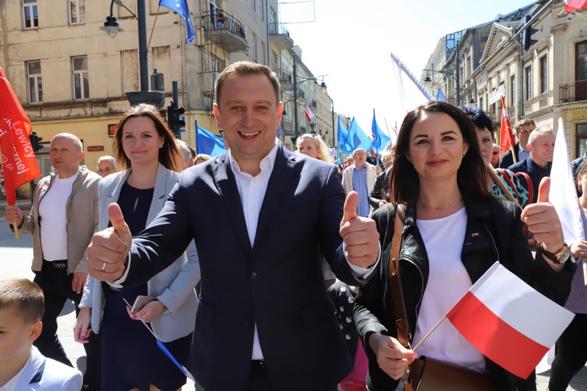 1 Maja w Łodzi. Pochód w Święto Pracy na ulicy Piotrkowskiej