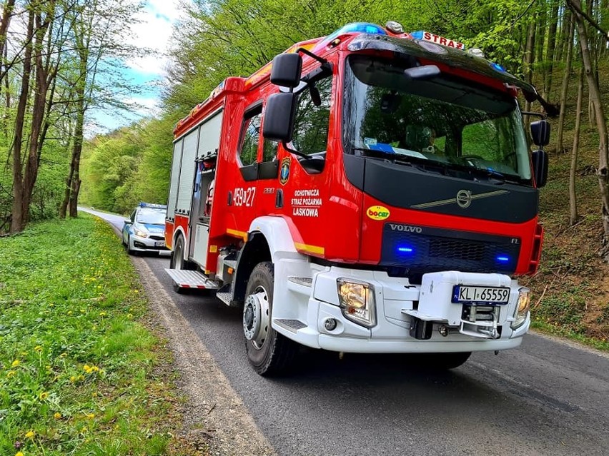 Krosna. Ocalił psa, który wybiegł na drogę, ale rozbił drogie auto o drzewo