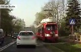 Kobieta wpadła pod rozpędzony tramwaj. Dramatyczne nagranie (wideo)