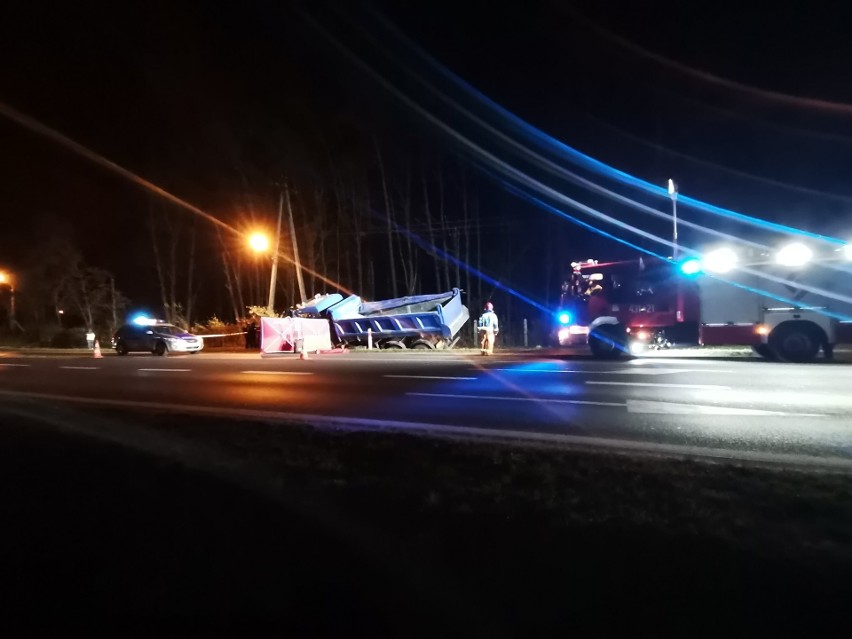 Policjanci na miejscu wykonali oględziny pojazdów, miejsca...