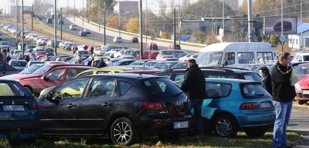 Setki aut przed cmentarzami to łakomy kąsek dla...