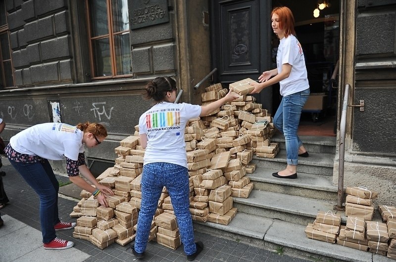 Przenosiny książek do nowej siedziby Biblioteki Raczyńskich.