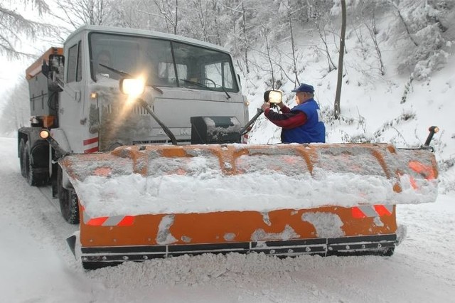 PRZEŁĘCZ PRZEGIBEKPrzełęcz Przegibek pomiędzy Bielskiem-Białą a Międzybrodziem Bialskim. Mimo że drogowcy starają się jak najlepiej utrzymywać tą drogę, to jest ona groźna - kręta i stroma. Kierowcy muszą uważać. Dobrze mieć łańcuchy śniegowe w bagażniku, bo mogą się przydać.