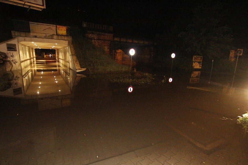 Wrocław po burzy, zalany wiadukt na Grota Roweckiego