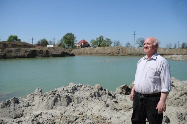 - To nie żadna kopalnia piasku. W tym miejscu chcę budować staw rybny - mówi Bogdan Szpryngiel. Mieszkańcy mu jednak nie wierzą.