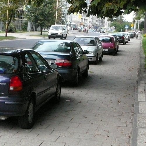 Na razie kierowcy muszą parkować samochody na chodniku przy ulicy Czarnieckiego. Miejsca nie ma tam wiele.