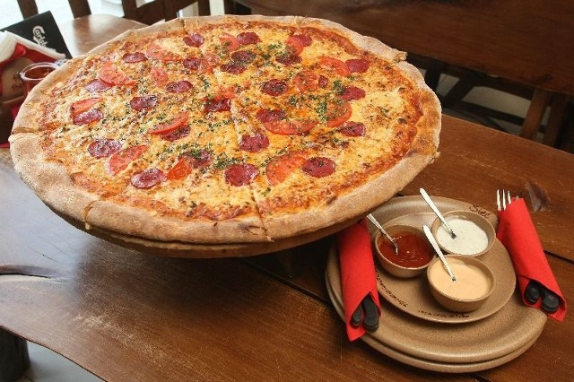Pizzę &#8222;Pomidor na trawie&#8221; na cieście razowym to jedna z propozycji kieleckiego Biesiadowa.