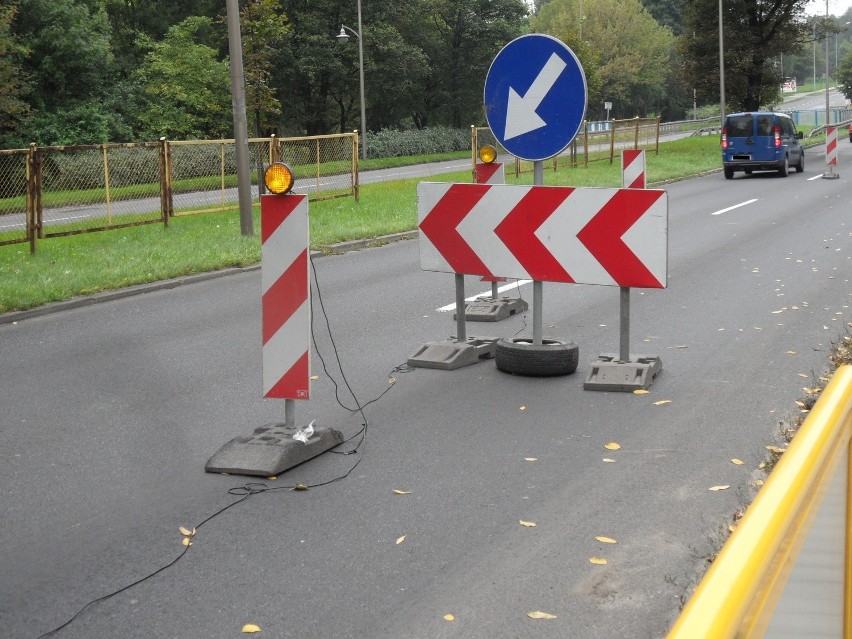 Na Chorzowskiej w Katowicach pas zamknięty. A robotników nie widać... 