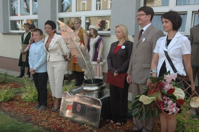 Odsłonięcia pomnika przed szkołą dokonali dyr. Elżbieta Urbanowicz - Przysiężna, uczeń Karol Kurz, wójt Lesław Golba oraz Anna Stasyszyn z głogowskiej huty.