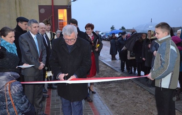 Starosta kielecki Zdzisław Wrzałka przecina symboliczną wstęgę, nowy chodnik w Leszczynach oddano do użytku.