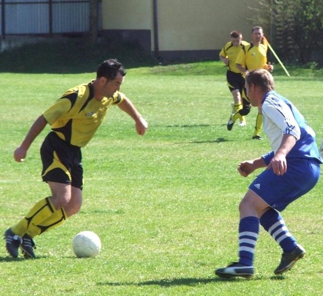 Szymon Jarosz (w żółtej koszulce) strzelił w niedzielę tylko jedną bramkę, ale był motorem napędowym wszystkich akcji ofensywnych drużyny Sanu.