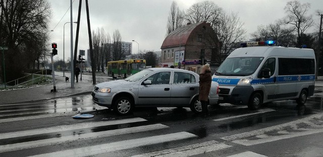 Auto wjechało na wysepkę i uderzyło w znak drogowy