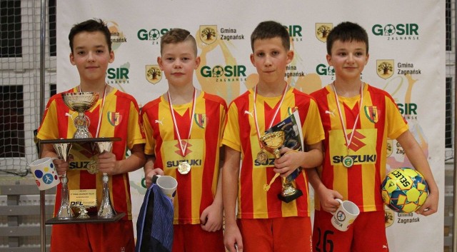 Drużyny z KKP Korona Kielce zdominowały kategorię 2008 w 27 Turnieju Grudniowym w Zagnańsku. W rywalizacji udział wzięła drużyna Juventus Academy Rzeszów, która wystawiła zawodników z młodszych roczników.Rzeszów szykuje się do organizacji trójek na 2021 rok i Juventus Academy z zainteresowaniem przygląda się projektowi Grudniowego. Kamil Zalewski zamierza sprowadzić do Polski dawne gwiazdy Starej Damy z Turynu i zebrał wokół siebie grupę sponsorów. – Trójki to efektowna i widowiskowa odmiana futbolu, która przypadła bardzo do gustu szkoleniowcom młodzieży Juventusu – mówi Zalewski, któremu bardzo podobała się gra Patryka Plisaka ze Scyzoryczków. – Ma chłopak papiery na granie, ale w drużynie Scyzoryczków samych dobrych partnerów. Brawa dla KKP Korona Kielce za szkolenie – dodaje szef Juventus Academy Rzeszów. W pierwszej rundzie ważną rolę odegrała… moneta. O tym kto wywalczy awans do półfinału zadecydował orzeł wybrany przez trenera KKP Korona I, Szymona Szymaszka. Dzięki temu dalej grał świetny  bramkarz Olaf Nowak i został bohaterem półfinału. W meczu o tytuł świetnie grali Patryk Plisak i jego koledzy – Kuba Minuczyc, Bartosz Michta i Bartosz Sabat. Zwycięstwo w kategorii mistrzowie zadedykowali kontuzjowanemu Kacprowi Minuczycowi. Drużynę prowadził Arkadiusz Michta, a wicemistrzów Szymon Szymaszek, ulubieniec młodych pikarzy, słynący z pczucia humoru. Kategorię 2008 wsparły Polski Związek Piłki Nożnej, Probudex Łagów V, DFL Transport, GOSiR Zagnańsk, Cioną Po Oczach, BNP Paribas, Juventus Academy Rzeszów, Marek Cedro (Juventus Poland) i Małgorzata Palkij. FinałSCYZORYCZKI – KKP KORONA 2008 I 2:1Kuba Minuczyc, samobójcza Marcel Dębiec – Adrian Ślusarczyk.Scyzoryczki – 1 miejsceBartosz Sabat 6 – król strzelców, Kuba Minuczyc 4, Patryk Plisak 3 – najlepszy zawodnik, Bartosz Michta 1 + samobójcza Marcel Dębiec (KKP Korona 2008 I) 1.KKP Korona 2008 I – 2 miejsceMarcel Dębiec 1, Adrian Ślusarczyk 1, Karol Krzemiński, Olaf Nowak – najlepszy bramkarz.KKP Korona 2008 II – półfinałKarol Furmanek 6 – król strzelców, Maksymilian Żelazny 5, Mikołaj Janiak 1, Radosław Strzelec 1.DAP 2008 II – półfinałPatryk Frańczak 3, Paweł Winiarczyk 2, Patryk Cecot 1.FA Jędrzejów – I rundaMiłosz Nowiński 4, Jakub Kobierski 2, Filip Krakowski, Bartosz Ulatowski.DAP 2008 I – I rundaJakub Kamiński, Wiktor Skowroński, Jakub Tokarczyk, Natan Wierzbicki.Juventus Academy Rzeszów Junior – I rundaIgor Bilski, Filip Danach, Tomasz Jękot.(dor)