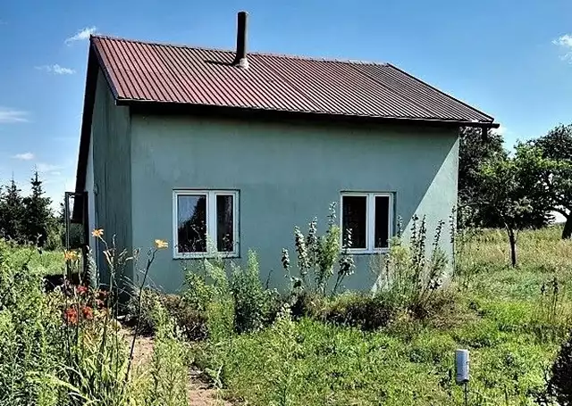 Cena: 110 000 złPowierzchnia: 40 m²Powierzchnia działki: 1942 m²Dom mieści się na dużej zielonej działce. Budynek położony jest w Stanisławów gmina Lipie. Składa się z dwóch pokoi, kuchni z oknem, prysznica, WC. Na działce znajduje się domek holenderski.Budynek jest ocieplony, na pięknej działce z dużą ilością zieleni. W pobliżu plac zabaw, sklepy, przystanki komunikacji miejskiej, przedszkola, szkoły, przychodnia, itp.Zobacz kolejne oferty. Przesuwaj zdjęcia w prawo - naciśnij strzałkę lub przycisk NASTĘPNE