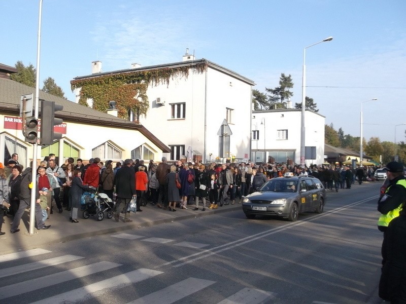 Wrocław: Tłoczno na cmentarzu Osobowickim, ale wiele osób wybrało dojazd komunikacją (ZDJĘCIA)