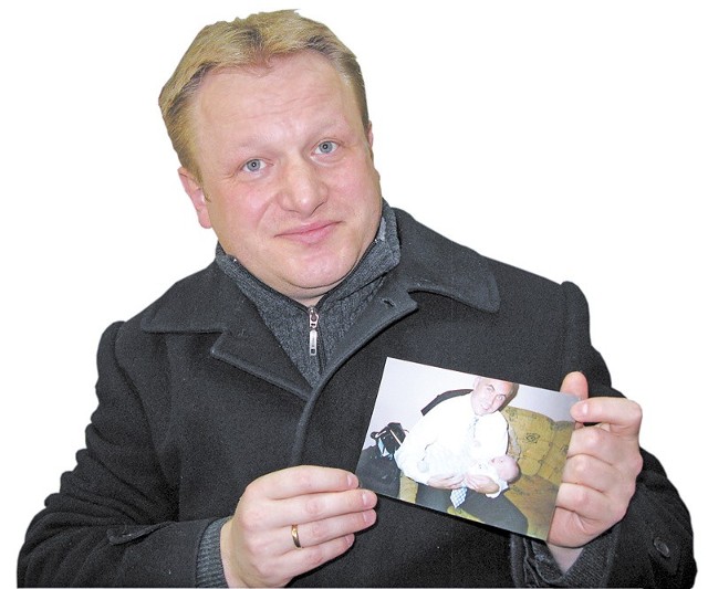 Jacek Woźniak pokazał nam zdjęcie, na którym Sebastian Karpiniuk trzyma na rękach jego syna Pawełka. 