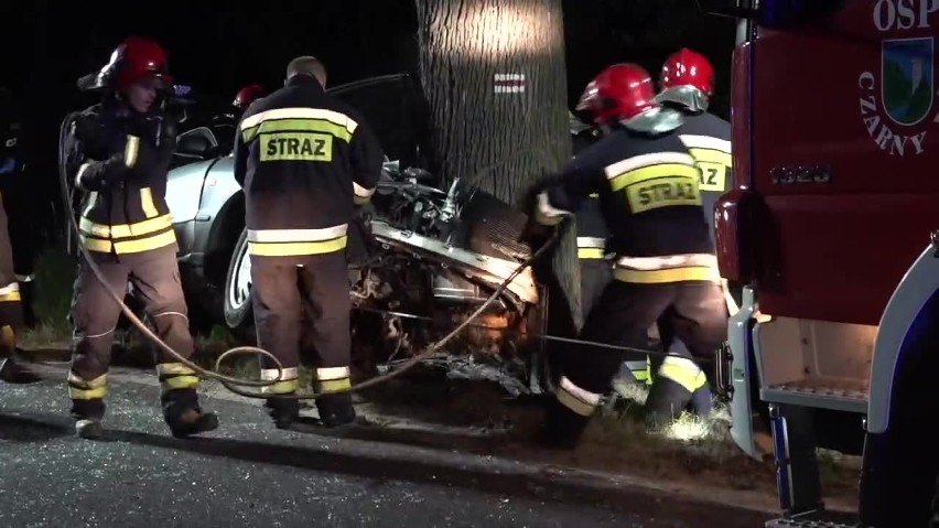 Audi uderzyło w drzewo. Dwie młode osoby nie żyją, trzecia jest w ciężkim stanie [FILM, ZDJĘCIA]