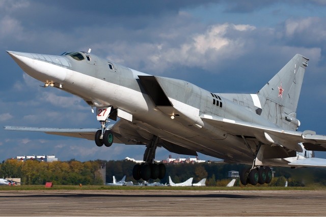 Bombowiec Tu-22M - jeden z tych, które Rosja przebazowała w rejon Morza Bałtyckiego.