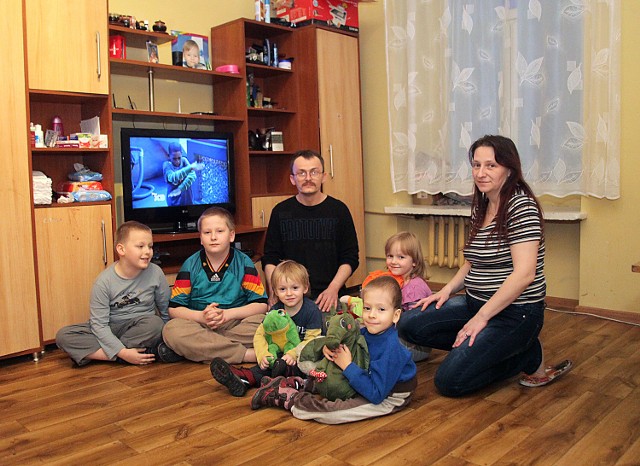 Rodzina Gotkiewiczów jest bardzo szczęśliwa w mieszkaniu w kamienicy przy ul. Zgierskiej. Cieszą się m.in. z centralnego ogrzewania, a także z tego, że dzieci przestały chorować.