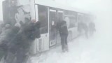 Autobus utknął w zaspach w Rosji. Pasażerowie ruszyli na pomoc (WIDEO)