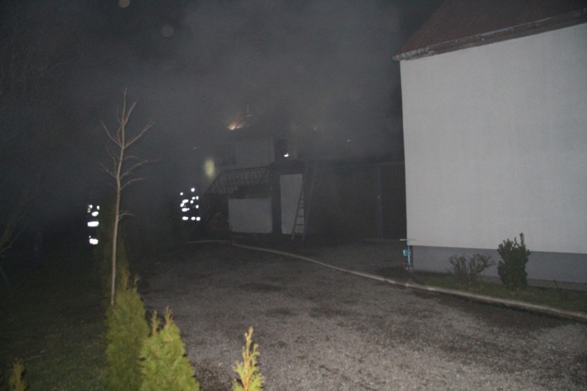 Pożar w Skopaniu wybuchł przed północą. Straż pożarna w akcji!