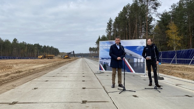 Wicepremier, minister obrony narodowej Mariusz Błaszczak wraz z ambasadorem USA w Polsce Markiem Brzezinskim złożyli w poniedziałek wizytę w Powidzu.