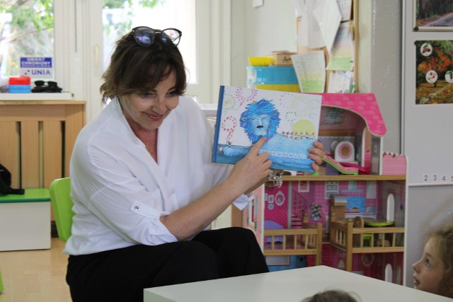 Julita Lachowska, koszalińska nauczycielka i zawodowa lektorka odwiedziła w środę dzieci z Przedszkola nr 23 "Stokrotka"