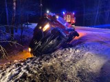 Wypadek na drodze Brok - Poręba: rano do rowu wjechał samochód dostawczy, po południu osobowy. 13.01.2024