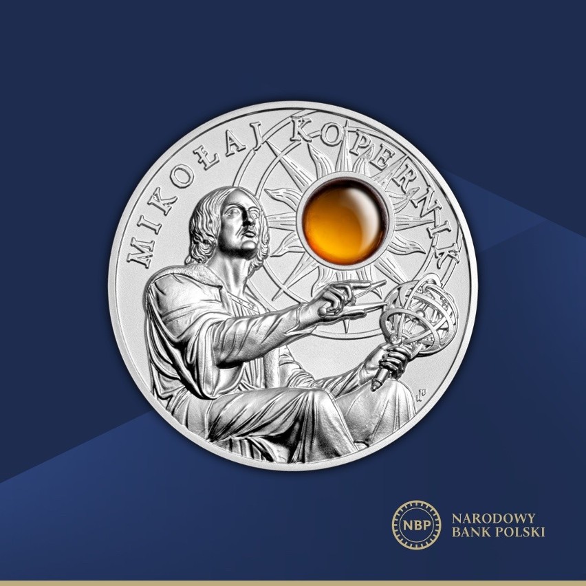 Kolekcjonerski banknot polimerowy i srebrna moneta z okazji 550. rocznicy urodzin Mikołaja Kopernika