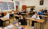 Dzisiaj matura pisemna z matematyki - tak piszą egzamin maturzyści z I LO w Rzeszowie [ZDJĘCIA]