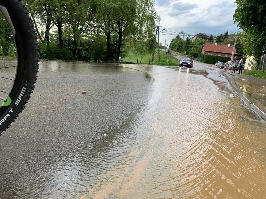 Burza szalała nad Rzeszowem. Podtopione domy na os. Słocina i Wilkowyja