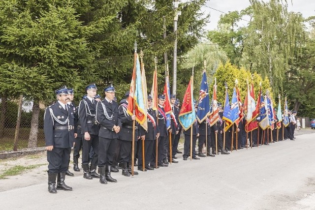 Obchody 60-lecia Ochotniczej Straży Pożarnej w Brześciu rozpoczęły się strażacką defiladą, w której uczestniczyli wszyscy członkowie jednostki.