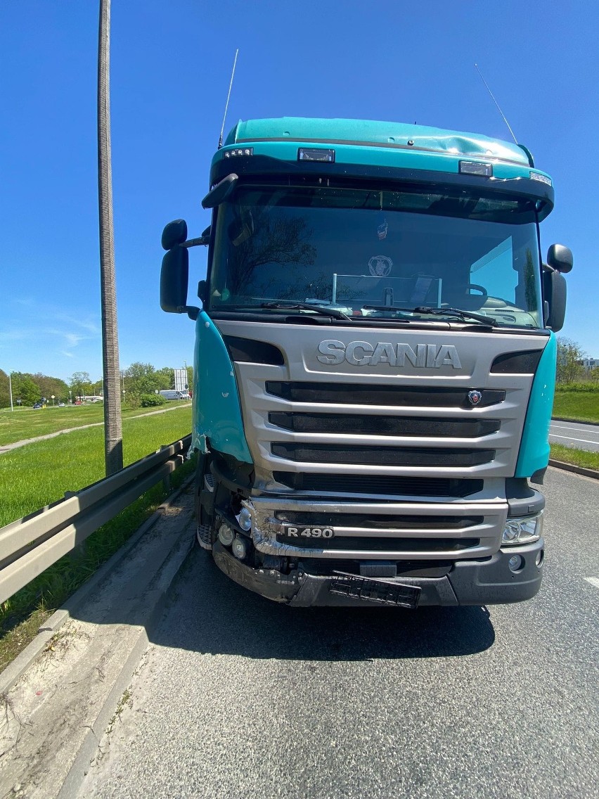 Zderzenie auta osobowego z ciężarówką w Toruniu. Jedna osoba poszkodowana