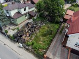 Białystok. Sąsiedzi posesji przy ul. Boboli chcą, by jej teren po pożarze posprzątało miasto. Ujął się za nimi radny ze Starosielc