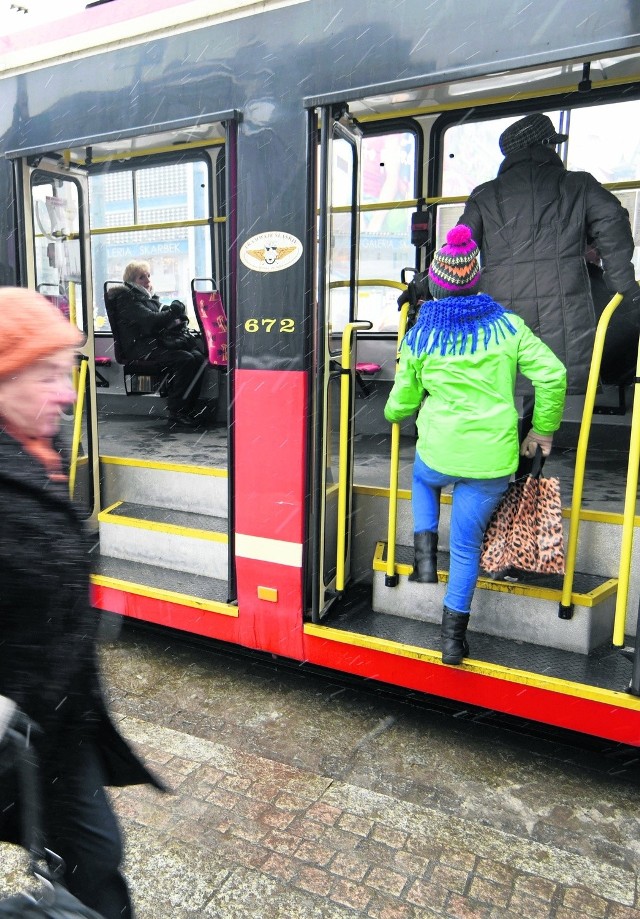 Peron tramwajowy powinien mieć co najmniej 30 m długości, ale gdy ruch jest bardzo duży - powinny się na nim mieścić dwa tramwaje