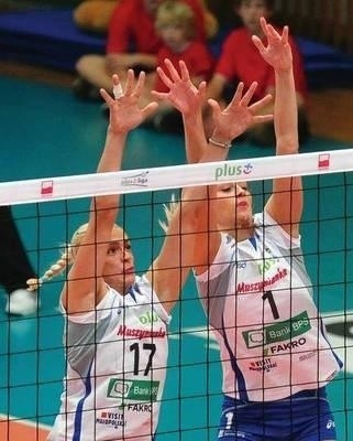 Nigdy nie chodziło mi o to, by być gwiazdą. Siatkówka jest sportem drużynowym - mówi Vesna Djurisić (z lewej), w bloku obok Anny Werblińskiej. FOT. (KOW)