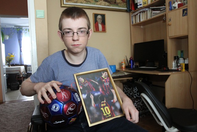 18-letni Dawid Szpak bardzo cieszy się z tego, że nie jest już w chorobie sam, ostatnio otrzymał od pana Krzysztofa piłkę z autografami piłkarzy Barcelony i ich zdjęcia, dziękuje z całego serca za każdą pomoc.