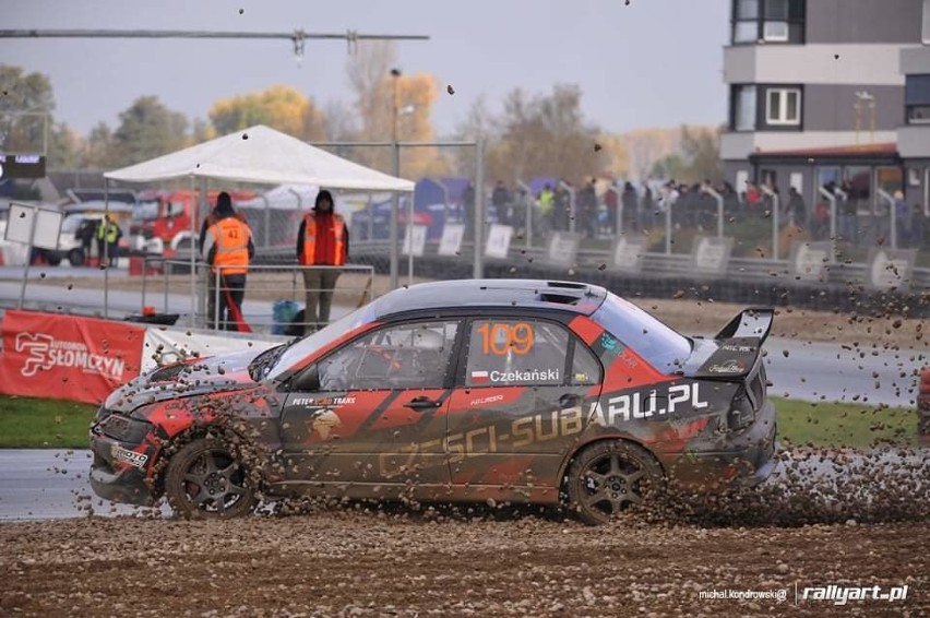 Piotr Czekański z Grójca wicemistrzem Polski w rajdach samochodowych rallycross. Wychował się obok toru w Słomczynie i kocha adrenalinę