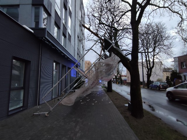 W niedzielę, 19 grudnia, po godzinie 14 przy ulicy Kraszewskiego w Bydgoszczy zawaliło się rusztowanie. Dwie osoby zostały ranne. Więcej zdjęć z miejsca zdarzenia >>>