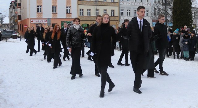 Uczniowie Zespołu Szkół w Głuchołazach zatańczyli poloneza na głównym placu miasta.