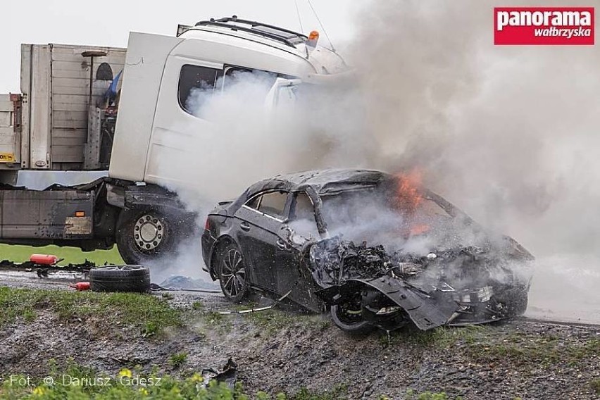 Samochód spłonął pod Osiekiem. Kierowca uciekł w ostatniej chwili