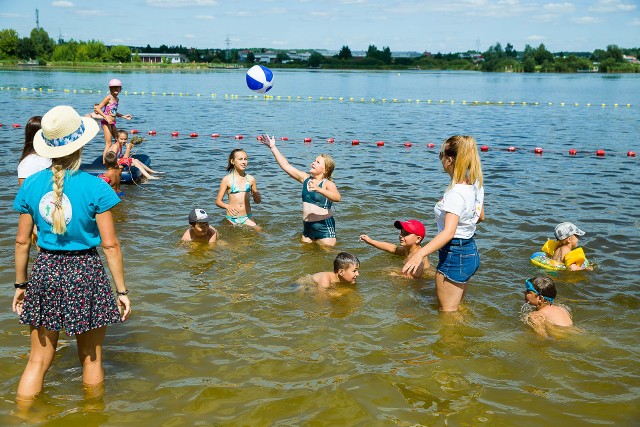 Wczoraj wychowawcy podwórkowi zabrali swoich podopiecznych na plażę na Dojlidach. To miejsce dzieci uwielbiają.