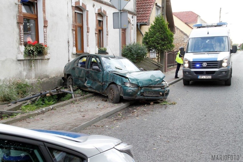 27-latek - kierujący hondą civic - staranował płot na ulicy...