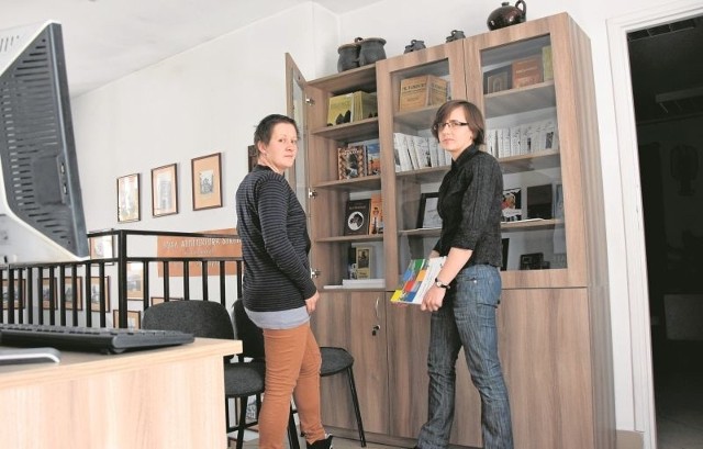 Aleksandra Pluta (z lewej) i Edyta Głowa urządzają Punkt Informacji Turystycznej w muzeum