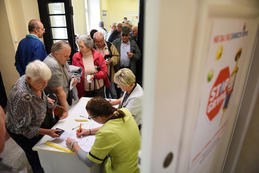 W odróżnieniu od grypy przeziębienie zaczyna się powoli od...