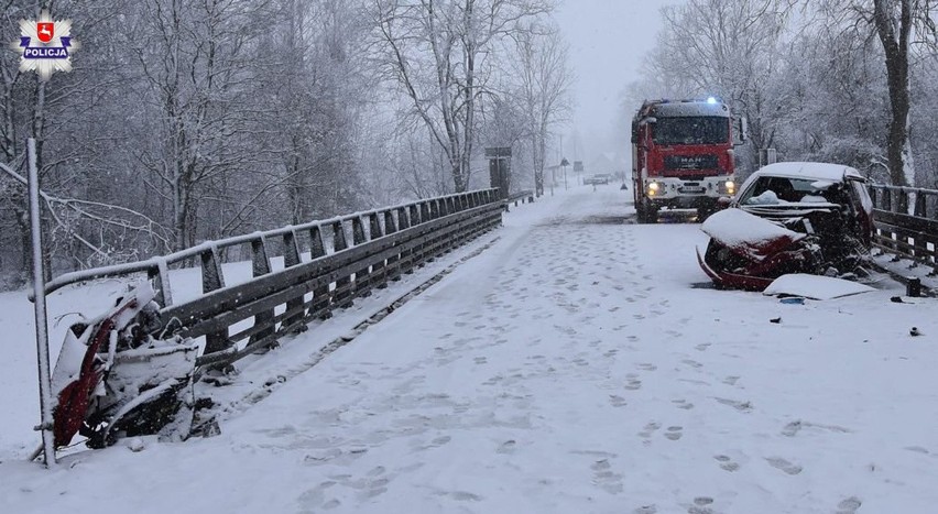 Żelizna: Stracił panowanie nad samochodem i uderzył w bariery energochłonne. 23-latek trafił do szpitala