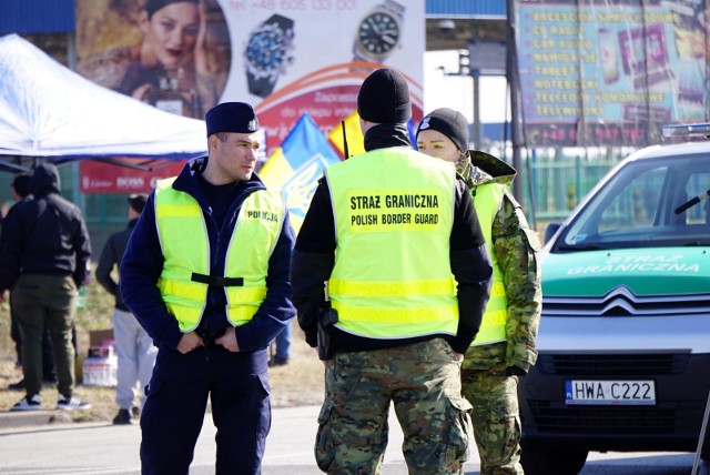 Z danych na stronie internetowej Krajowej Administracji Skarbowej wynika, że na przejściu z Ukrainą w Hrebennem czas oczekiwania pojazdów ciężarowych na wyjazd z kraju wynosi ok. 137 godzin.