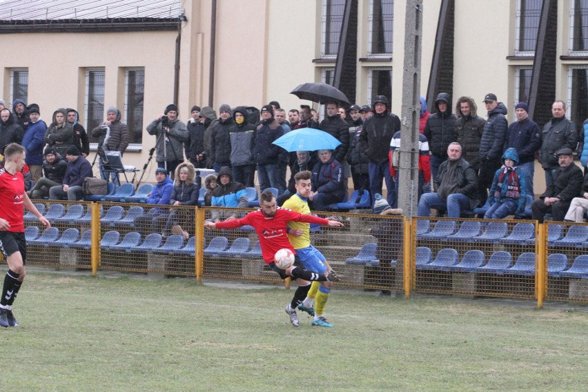 Trzecia liga. Ciekawy mecz w Daleszycach. Spartakus przegrał z Hutnikiem Kraków 0:1 [DUŻO ZDJĘĆ, WIDEO]